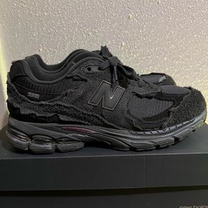 shoes size 7.5 all black New Balance 2002R Pack
